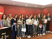 Gruppe von Schülerinnen mit Urkunden beim Spanisch-Vorlesewettbewerb