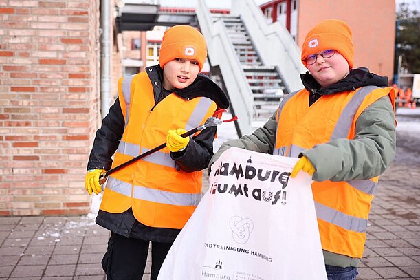 Zwei Kinder mit Greifzange und Sack „Hamburg räumt auf“