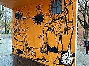 Oranges Wandbild mit schwarzen Figuren und zerfließender Uhr auf dem Schulhof