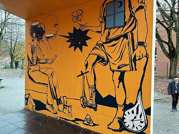 Oranges Wandbild mit schwarzen Figuren und zerfließender Uhr auf dem Schulhof