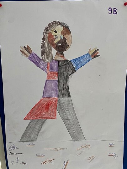 Zeichnung einer Figur mit zweifarbiger Kleidung und ausgebreiteten Armen