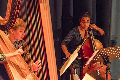 Harfenistin und Cellistin musizieren beim Kinderkonzert „Embryo“