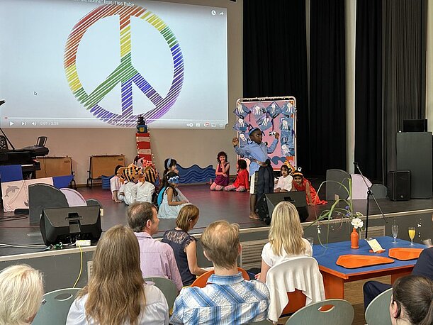 Vorschulkinder spielen Theater auf der Bühne, Publikum im Vordergrund