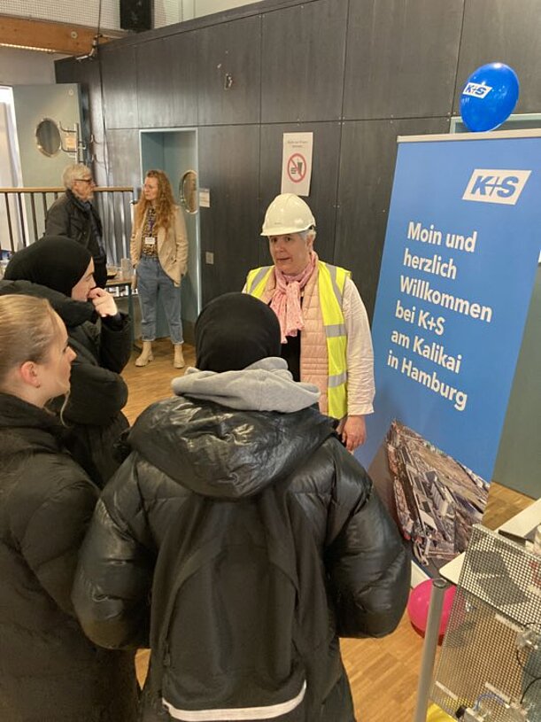 Schülerinnen und Schüler am Stand von K+S bei der Joblinge-Ausbildungsmesse