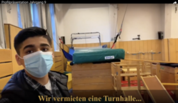 Schüler mit Maske in einer Sporthalle, Untertitel Wir vermieten eine Turnhalle