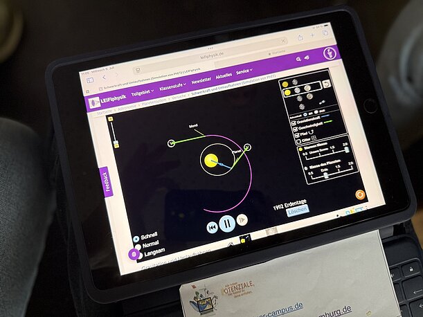 Tablet mit Simulation der Umlaufbahnen im Sonnensystem