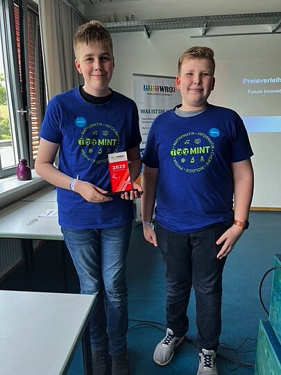 Zwei Schüler des Gymnasiums Leer mit dem Teampreis beim WRO-Wettbewerb