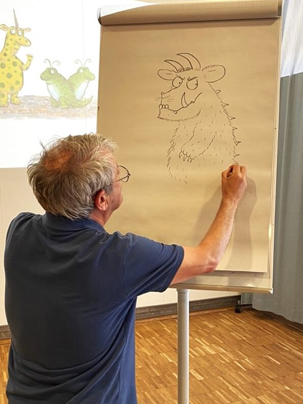 Axel Scheffler zeichnet den Grüffelo auf ein Flipchart