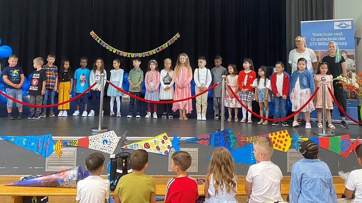 Maritime Klasse 1c bei der Einschulungsfeier auf der Bühne