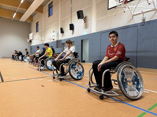 Schüler im Sportrollstuhl auf dem Hallenboden beim Inklusionstag