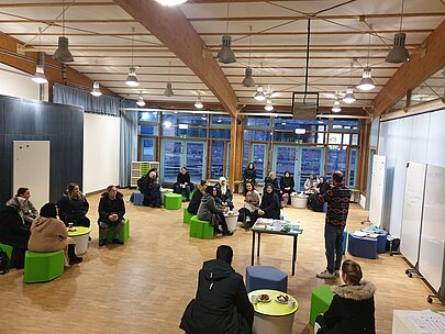 Eltern sitzen beim Elternworkshop im Mindspace der Stadtteilschule Wilhelmsburg