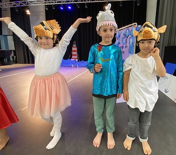 Drei Vorschulkinder mit Tierkopfbedeckungen beim Tiefsee-Theater