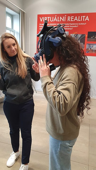 Schülerin probiert eine VR-Brille in einer Ausstellung in Prag aus