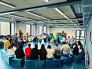 Klassensprecher des Jahrgangs 8 und Politiker im großen Sitzkreis