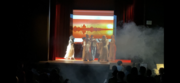 Theaterszene „Der geheime Garten“ mit Nebel vor projiziertem Sonnenuntergang