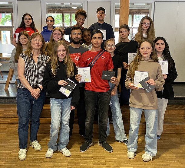 Gewinnerinnen und Gewinner des Mathewettbewerbs im Jahrgang 7 mit Urkunden