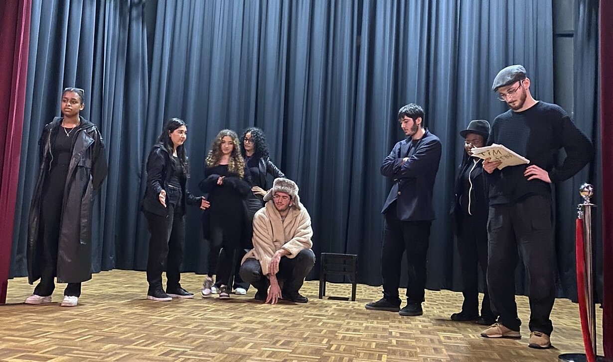 Klassen 13a und 13b auf der Bühne beim Theaterstück „Mord im Alpenhotel“