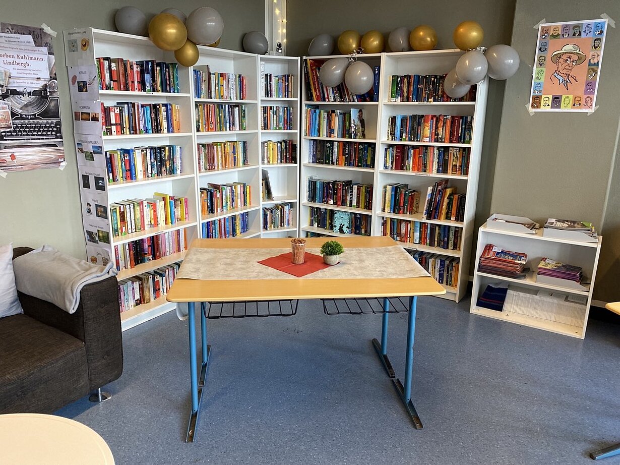Bücherregale mit goldenen Luftballons in der Schulbücherei