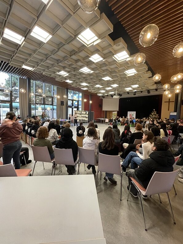 Großer Saal mit Publikum beim Songcontest „Dein Song für eine Welt“ in Berlin