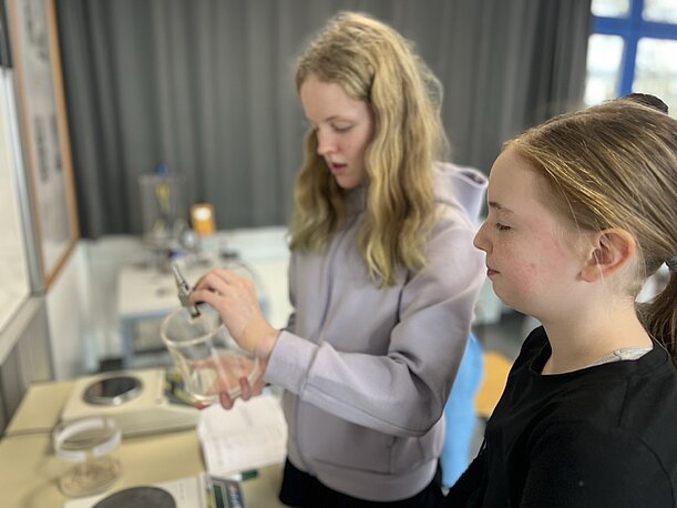 Zwei Mädchen hantieren mit Laborgefäßen am DESY