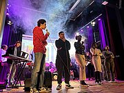 Schülerband mit Sängern, Keyboard und Nebel bei der Profilvorstellung auf der Bühne