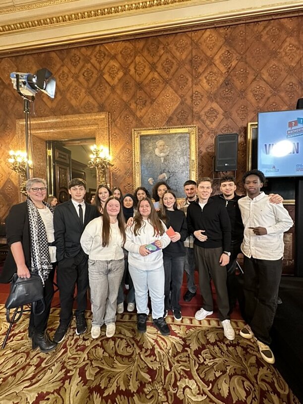 Gruppenfoto der Klasse 10e mit Gästen im Kaisersaal des Rathauses
