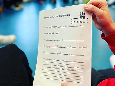 Ausgefüllter Fragebogen „Demokratie-Gesprächsrunde“ mit Top-3-Fragen