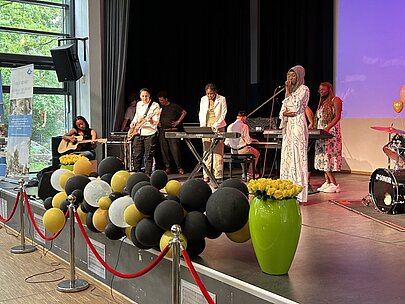 Band spielt auf geschmückter Bühne bei der Entlassungsfeier des Jahrgangs 10