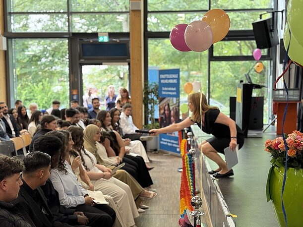 Festliche Entlassung Jahrgang 10: Absolventen in Stuhlreihen in der Aula