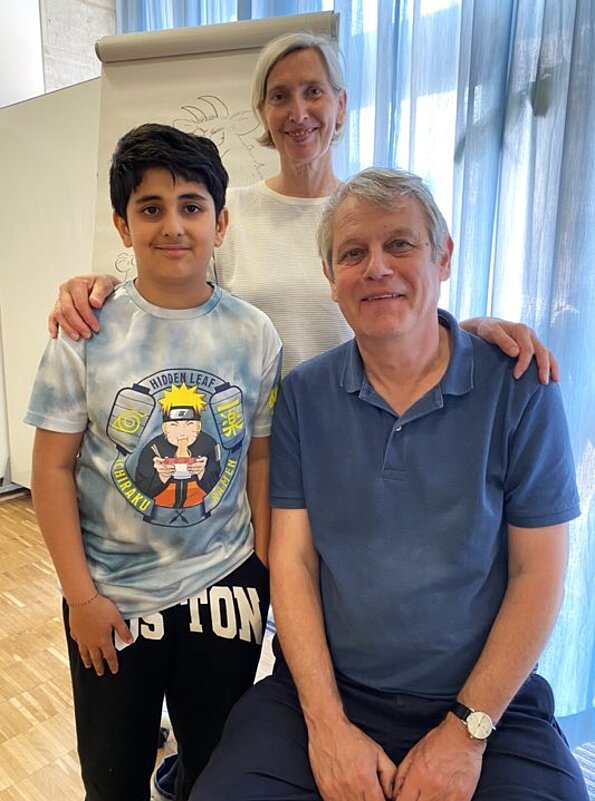 Axel Scheffler mit Reena Osterwald und Eivan Abas im Klassenraum