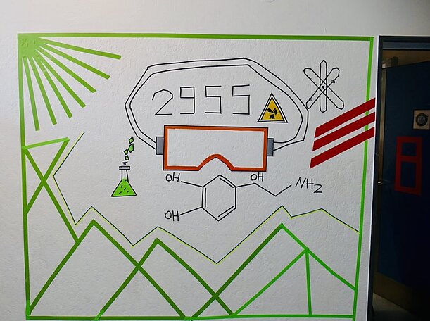 Tape-Art-Motiv mit Schutzbrille, Strukturformel und Warnsymbol an einer Wand