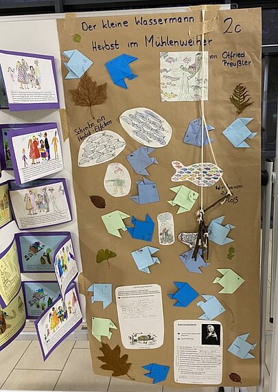 Stellwand mit Bastelarbeiten zum Buch „Der kleine Wassermann“ im Foyer