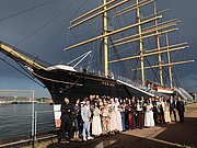 Abiturjahrgang 2026 in Festkleidung vor dem Segelschiff Peking
