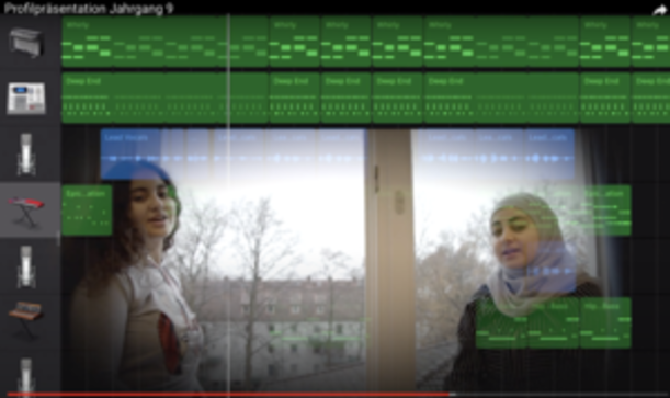 Zwei Schülerinnen vor einem Fenster mit eingeblendeter Musiksoftware