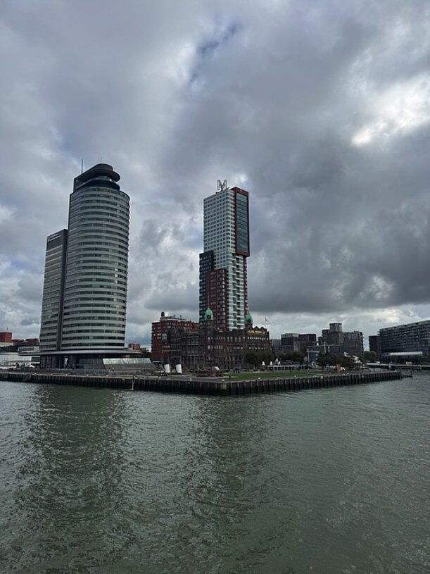 Hochhäuser am Wasser bei der Hafenrundfahrt in Rotterdam
