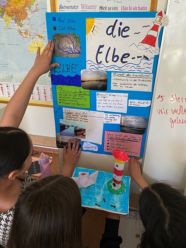 Siegerplakat „Die Elbe“ aus Jahrgang 5 mit Leuchtturm-Modell