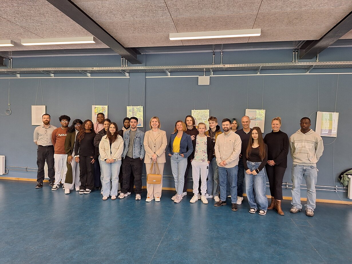 Gruppenfoto der Schülerinnen und Schüler mit der Generalkonsulin zum Europatag