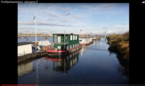 Hausboot im sonnigen Spreehafen mit Spiegelung im Wasser