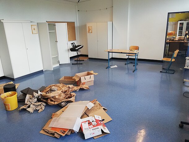 Leerer Raum mit Kartons und Verpackungsmüll vor dem Umbau zur Bücherei