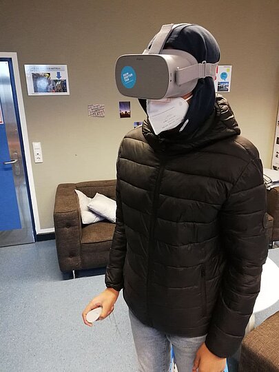 Jugendlicher in schwarzer Jacke mit VR-Brille zur digitalen Berufsvorbereitung