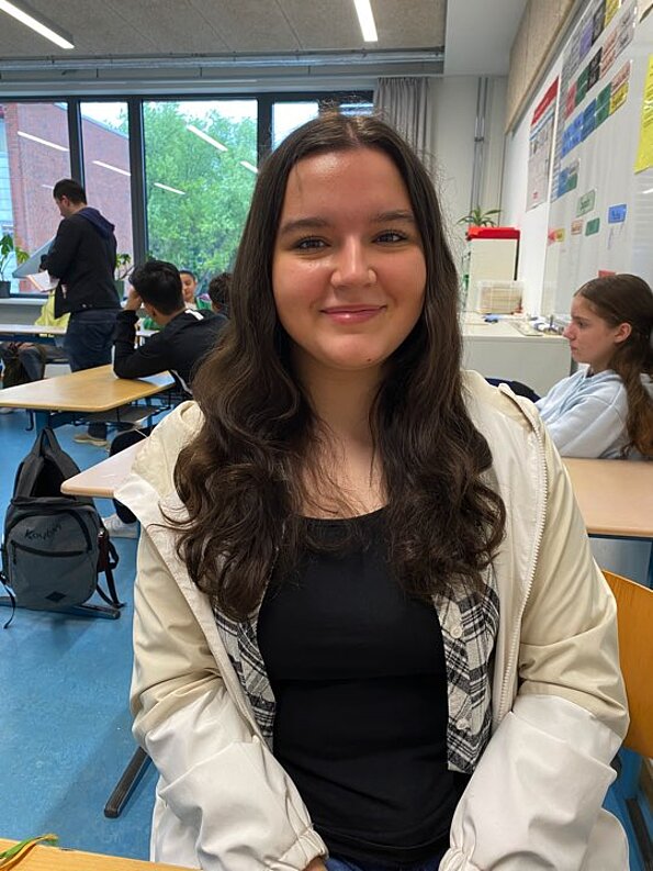 Schülerin Duygu lächelt im Klassenraum am Diversity-Day
