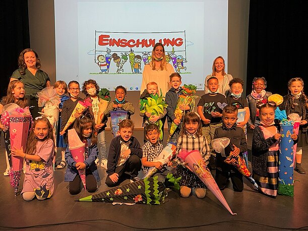 Klasse 1c mit Schultüten und Lehrerinnen bei der Einschulungsfeier