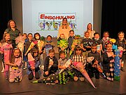 Klasse 1c mit Schultüten und Lehrerinnen bei der Einschulungsfeier