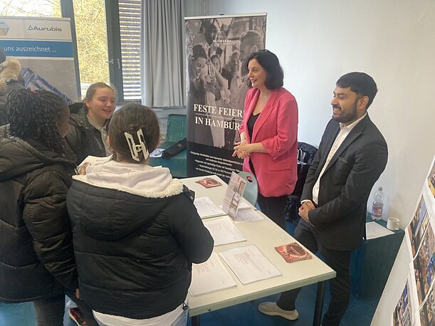 Schülerinnen im Gespräch am Stand „Feste feiern in Hamburg“ auf der Ausbildungsmesse