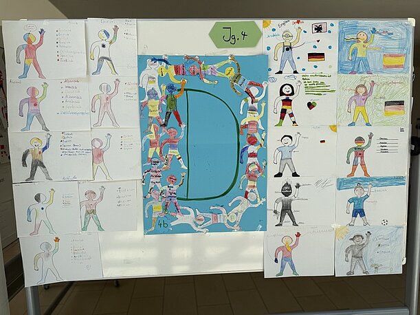 Ausstellungswand aus Jahrgang 4 mit Sprachfiguren und großem Buchstaben D