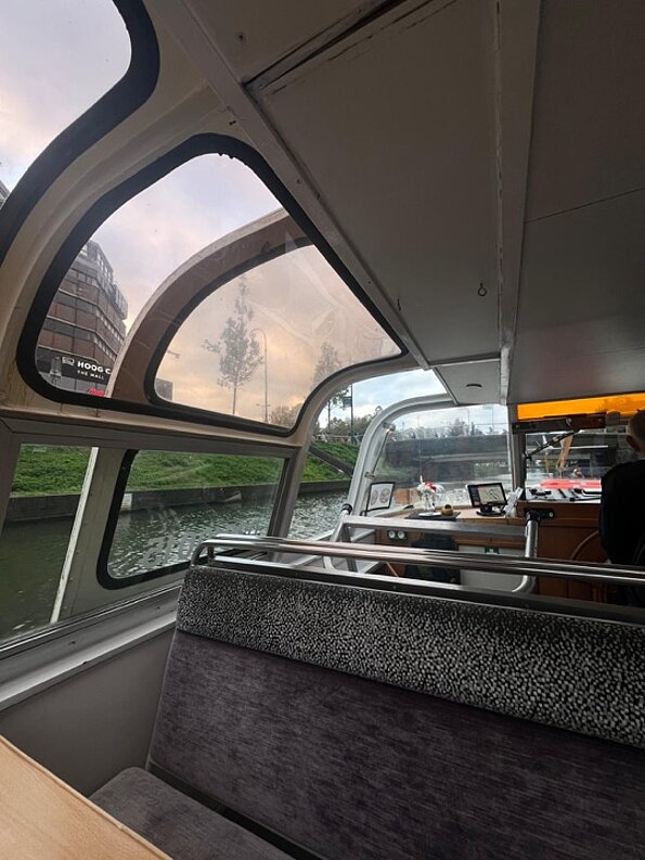Blick aus dem Inneren einer Barkasse auf die Gracht in Utrecht