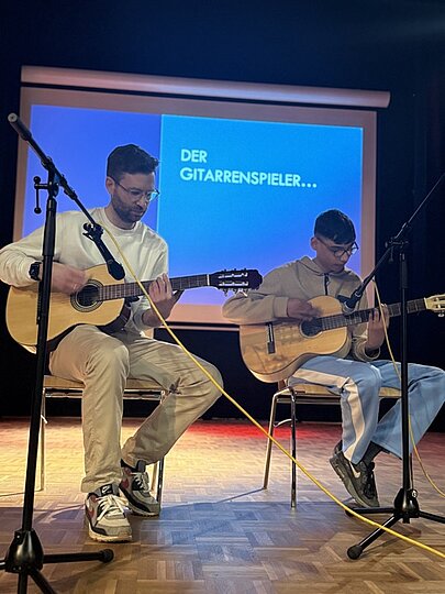 Zwei Gitarristen spielen auf der Aulabühne bei der Like-a-Star-Feier