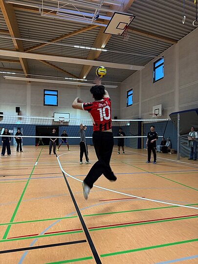 Schüler springt beim Volleyball in der Sporthalle beim Oberstufen-Sportfest