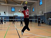 Schüler springt beim Volleyball in der Sporthalle beim Oberstufen-Sportfest