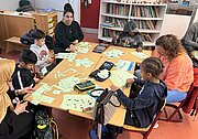 Eltern und Kinder arbeiten gemeinsam mit Lernkarten beim FLY-Programm